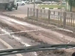 Грязную пробку создал после себя грузовик в Воронеже 