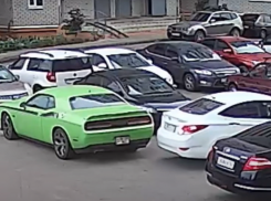 Стоящий на парковке культовый Dodge Challenger разбили в Воронеже