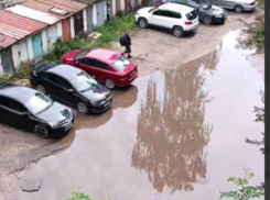 Гигантская лужа заставляет воронежцев плавать по дворам