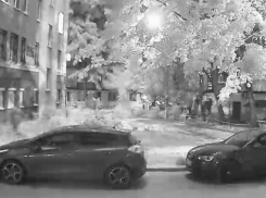 Искры сыпались на балконы: источник громких хлопков сняли на видео в центре Воронежа