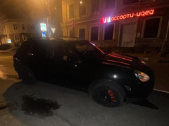 Porsche Cayenne провалился в дорожную дыру в центре Воронежа