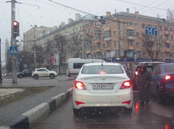 Попрошайка в центре Воронежа швырнула мелочь в салон автомобиля