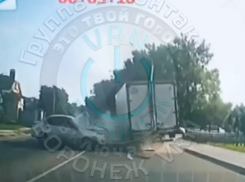 Необъяснимое страшное ДТП с переворотом фуры в Воронеже попало на видео 