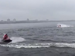 Шесть Дедов Морозов на гидроциклах поздравили воронежцев с Новым годом