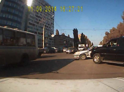 На Ленинском проспекте большой черный внедорожник протаранил легковушку