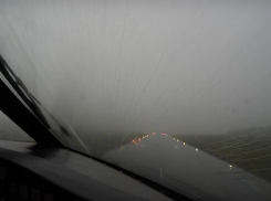 Пилот самолета снял на видео вылет из Воронежского аэропорта в экстремальную погоду 