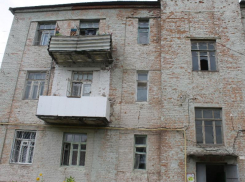 Кусок стены рухнул на кровать в жутком воронежском доме