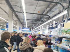 Новогодняя очередь за продуктами потрясла воронежцев