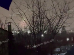 Очередной салют запустили во время опасности атаки БПЛА в Воронеже