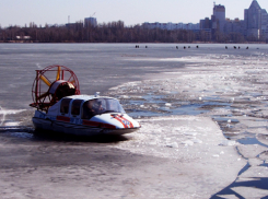 Воронежские спасатели ломают лед на водохранилище, чтобы уберечь горожан