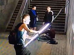 Неадекватный кураж молодежи в подземном переходе сняла камера в Воронеже