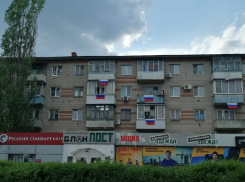 Сотни российских триколоров украсили дома в Воронеже 