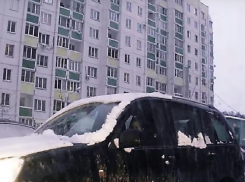 Растерявшаяся на дороге воронежская автомобилистка попала на видео