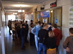 Громадную очеред на фоне пандемии Covid-19 собрало ГИБДД в Воронеже