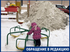 Детскую площадку засыпали убранным снегом в Воронеже