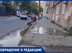Коммунальный ручеек пробурил стену дома в центре Воронежа