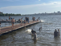  Отдыхающие массово бросили вызов запретам на пляже в Воронеже 