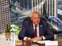 Застройщика Цыбаня выставили депутатом-бездельником с Mercedes и двумя вертолетами 