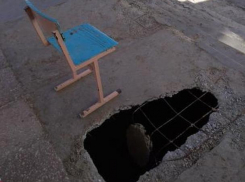 Черная дыра на пороге школы в Воронеже напугала родителей