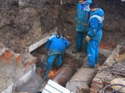 В Железнодорожном районе устраняется прорыв теплотрассы