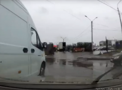 Жесткое подрезание легковушки «Газелью» сняли на «Арбузном кольце» Воронежа 