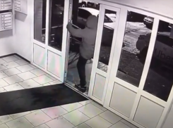 Неизвестный разбил дверь подъезда и попал на видео в Воронеже