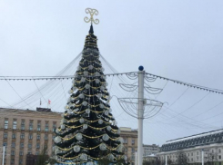 Что означает Х-образная конструкция на вершине главной ёлки Воронежа