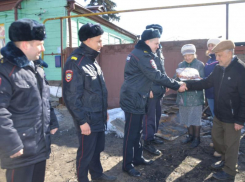 Полицейские спасли 80-летних пенсионеров с собакой из пожара в Воронежской области