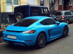 Ярко-голубой Porsche Cayman победил серость воронежских улиц