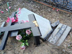 Неизвестные разгромили могилу на воронежском кладбище