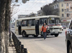 В изолированном Воронеже пожилой мужчина попал под колеса маршрутки