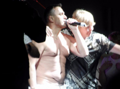 Обрюзгшие полуголые тела «Иванушек» на концерте в Воронеже поразили горожан