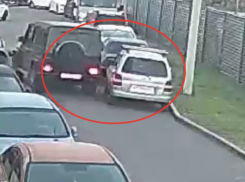 Некрасивый поступок девушки на «гелике» показали в запаркованном дворе в Воронеже 