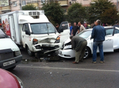 В Воронеже на Московском проспекте столкнулись грузовик и две иномарки