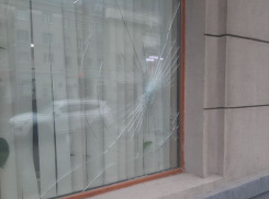 Неизвестные разбили окно в приемной Дмитрия Медведева в Воронеже