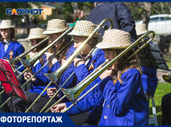 Музыка оркестра и напутствие от генерала: школьники повеселились в центре Воронежа