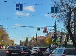 Новые знаки появились на 9 Января в Воронеже: с левой полосы можно ехать прямо 