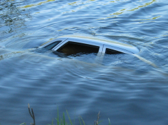 Под Воронежем иномарка вылетела в пруд: водитель погиб, пассажир без вести пропал