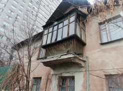 Трещит по швам и ждет расселения: что скрывает разваливающаяся двухэтажка, показали в Воронеже