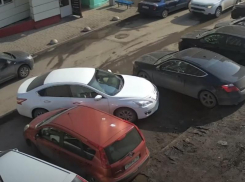 Неловкую парковку с некрасивым поступком сняла камера в Воронеже