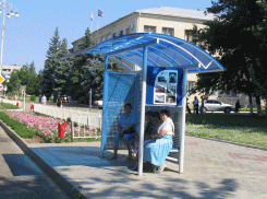 В Воронежской области мужчины обчистили остановки, чтобы построить забор