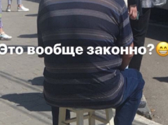 Путешествующего с табуреткой воронежца сняли на фото