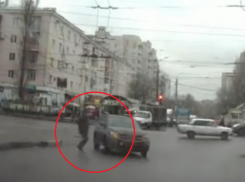 В Воронеже пешеход бросился под колеса внедорожника