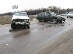 В Воронежской области на «встерчке» столкнулись две легковушки: женщина в больнице