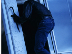 В Россошанском районе вор обчистил дом и увез награбленное на такси