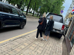 Сверхнаглость около барбершопа запечатлел житель Воронежа