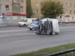Перевёрнутую «Газель» сняли на видео на оживленной улице в Воронеже 