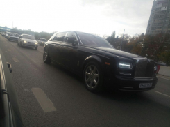 Rolls-Royce Phantom за 20 млн рублей сфотографировали в пробке в Воронеже