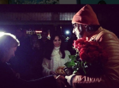 Поклонницы накормили Филиппа Киркорова хлебом на вокзале в Воронеже 