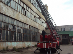 В Воронеже пожарные провели учения по тушению цеха производственного здания (ФОТО)